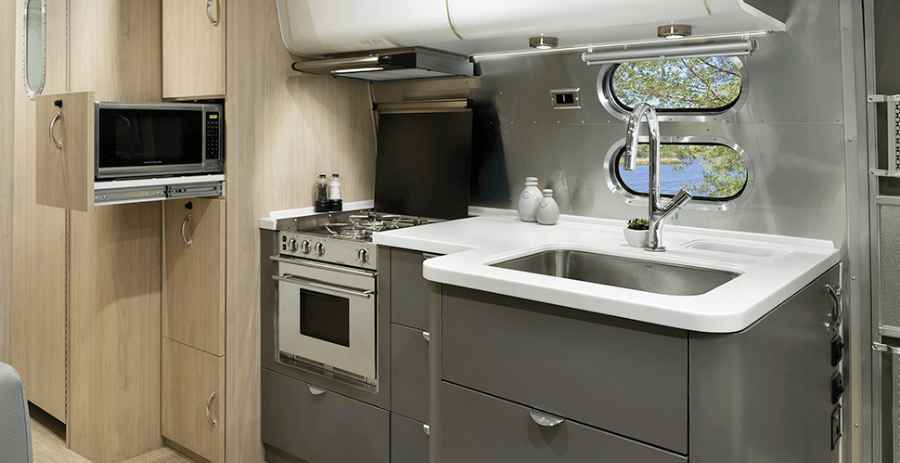 17-Airstream_MY18_Globetrotter_Design_Beauty-That-Lasts_BIG_Modern-Galley.png